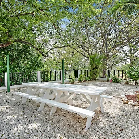 2-Bd Ocean-View Condo With Pool Walk To Beach