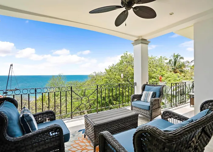 Stylish Flamingo With Ocean Views, Renovated Kitchen & Walkable Access