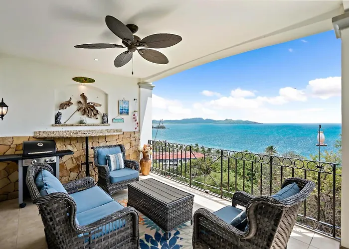 Stylish Flamingo With Ocean Views, Renovated Kitchen & Walkable Access