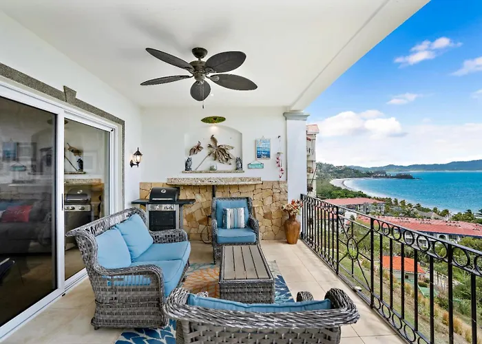 Hébergement de vacances Stylish Flamingo With Ocean Views, Renovated Kitchen & Walkable Access *