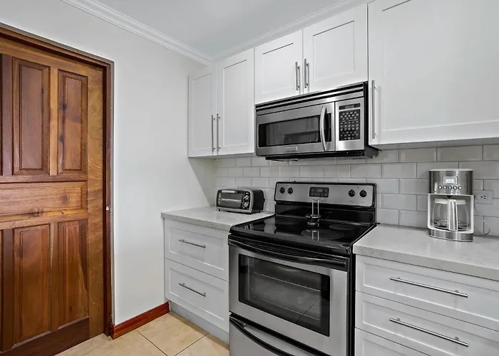 Stylish Flamingo With Ocean Views, Renovated Kitchen & Walkable Access Hébergement de vacances *