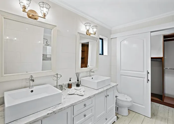 Stylish Flamingo With Ocean Views, Renovated Kitchen & Walkable Access Playa Flamingo