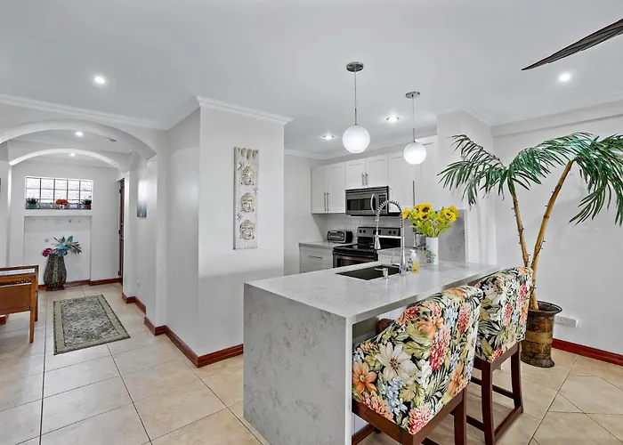 Hébergement de vacances Stylish Flamingo With Ocean Views, Renovated Kitchen & Walkable Access