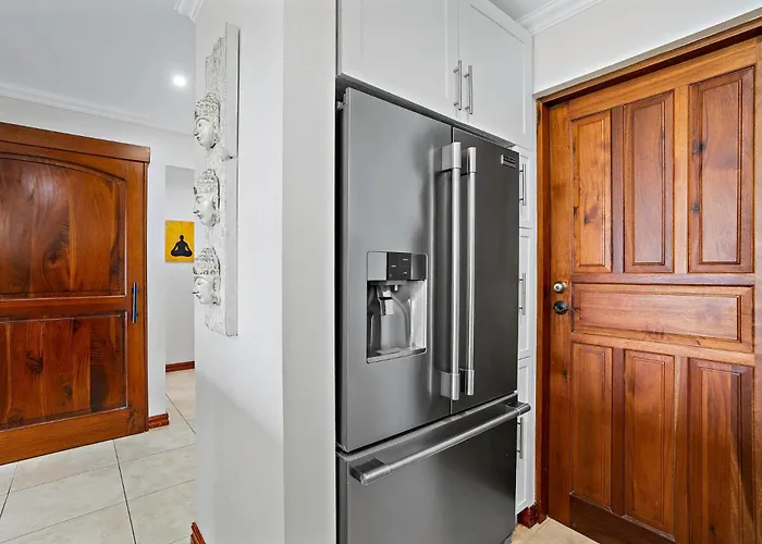 Stylish Flamingo With Ocean Views, Renovated Kitchen & Walkable Access Hébergement de vacances *