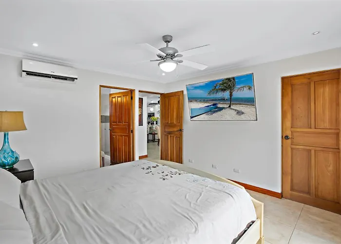 Hébergement de vacances Stylish Flamingo With Ocean Views, Renovated Kitchen & Walkable Access *