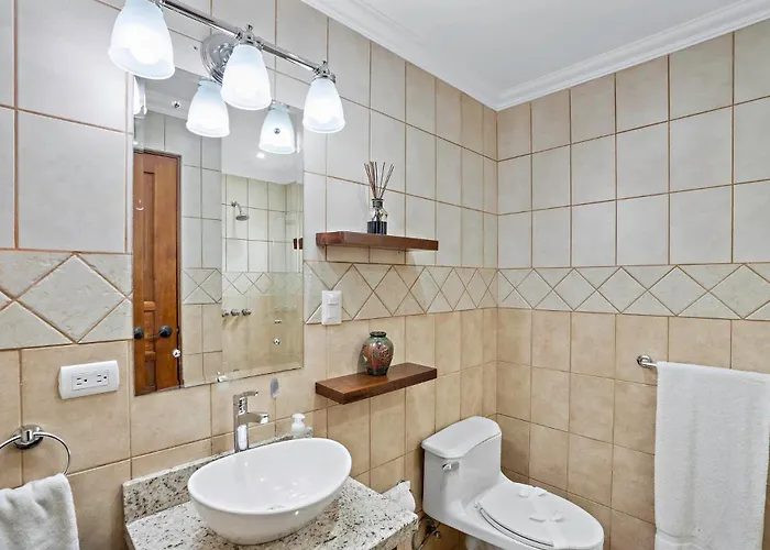 Stylish Flamingo With Ocean Views, Renovated Kitchen & Walkable Access Playa Flamingo