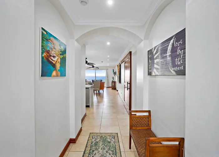 Stylish Flamingo With Ocean Views, Renovated Kitchen & Walkable Access *