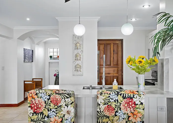 Hébergement de vacances Stylish Flamingo With Ocean Views, Renovated Kitchen & Walkable Access *