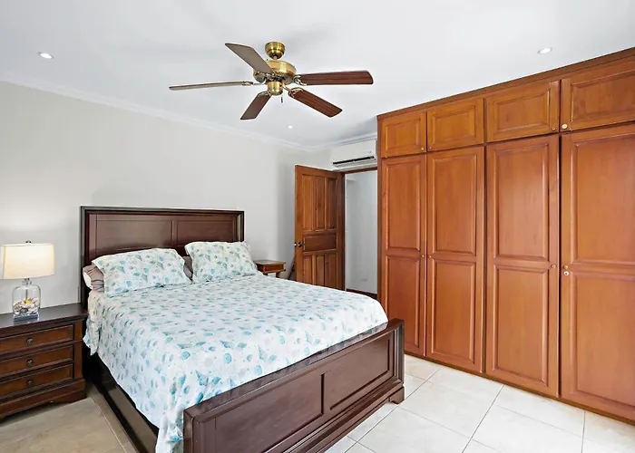 Stylish Flamingo With Ocean Views, Renovated Kitchen & Walkable Access Hébergement de vacances Playa Flamingo