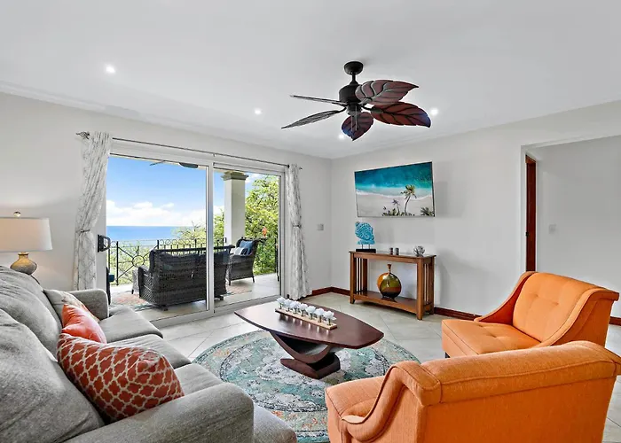 Stylish Flamingo With Ocean Views, Renovated Kitchen & Walkable Access *