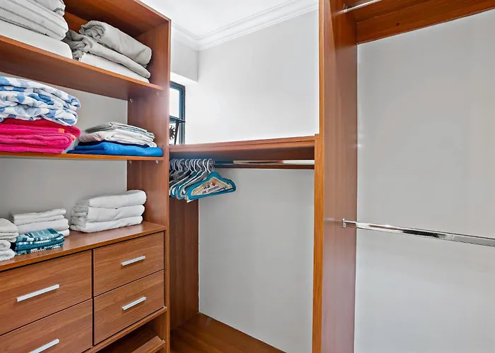 Stylish Flamingo With Ocean Views, Renovated Kitchen & Walkable Access Hébergement de vacances