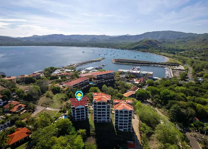 Stylish Flamingo With Ocean Views, Renovated Kitchen & Walkable Access Hébergement de vacances *