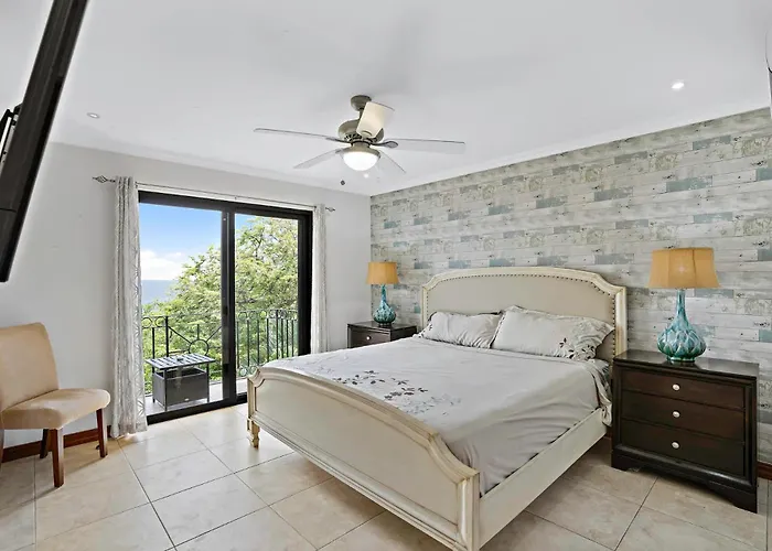 Stylish Flamingo With Ocean Views, Renovated Kitchen & Walkable Access