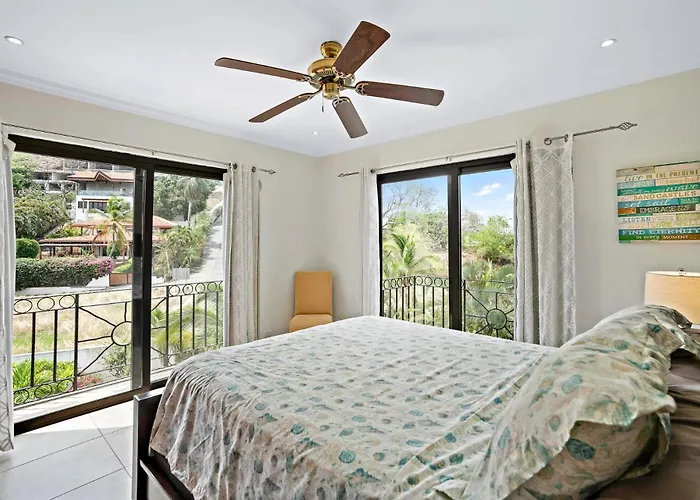 Stylish Flamingo With Ocean Views, Renovated Kitchen & Walkable Access Hébergement de vacances *