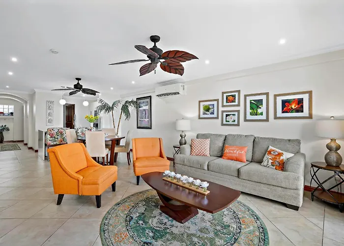Hébergement de vacances Stylish Flamingo With Ocean Views, Renovated Kitchen & Walkable Access