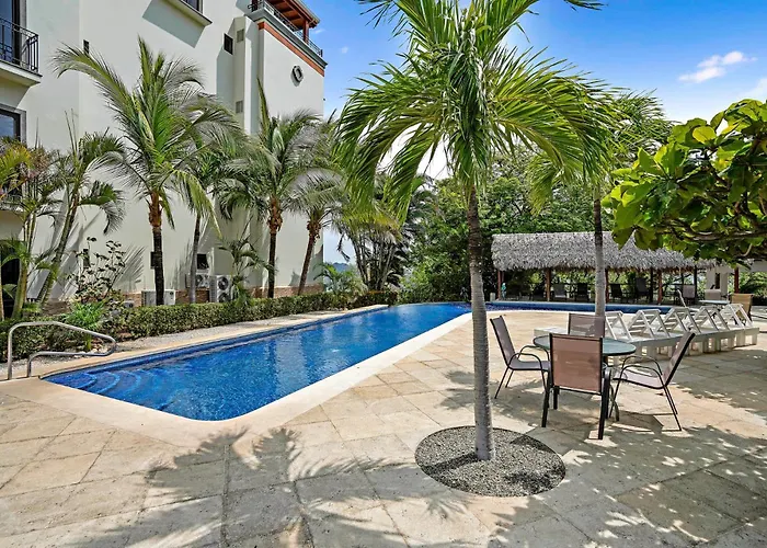 Stylish Flamingo With Ocean Views, Renovated Kitchen & Walkable Access